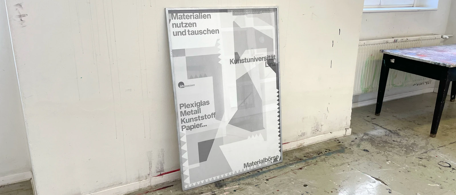 Framed Materialien nutzen und tauschen poster leaning against a wall.
